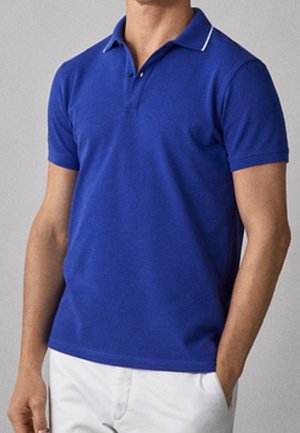 Blaues Poloshirt, kurzärmelig, aus Baumwolle. Verfügt über einen klassischen Kragen mit weißer Paspel, lockere Passform und minimalistisches Design.