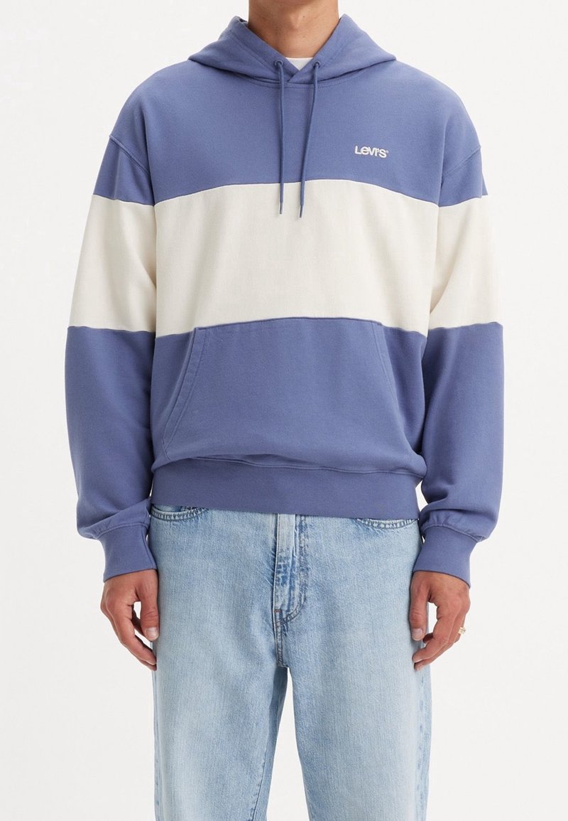 Sweat à capuche lavande et blanc avec une poche kangourou ; présente des poignets et un ourlet côtelés. Logo "Levi's" en blanc sur la poitrine.