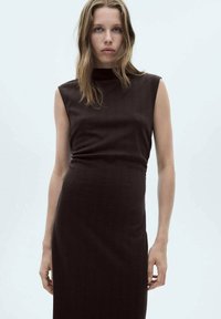 Rochie conică, fără mâneci, de culoare marron închis, cu gât înalt. Confecționată dintr-un material texturat, are o siluetă netedă până la genunchi.