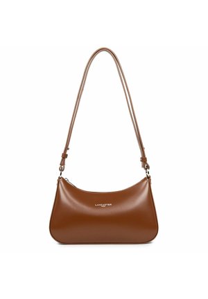 Borsa a tracolla in pelle marrone, con forma curva, tracolla sottile e chiusura con zip. Presenta il logo argentato sul davanti.