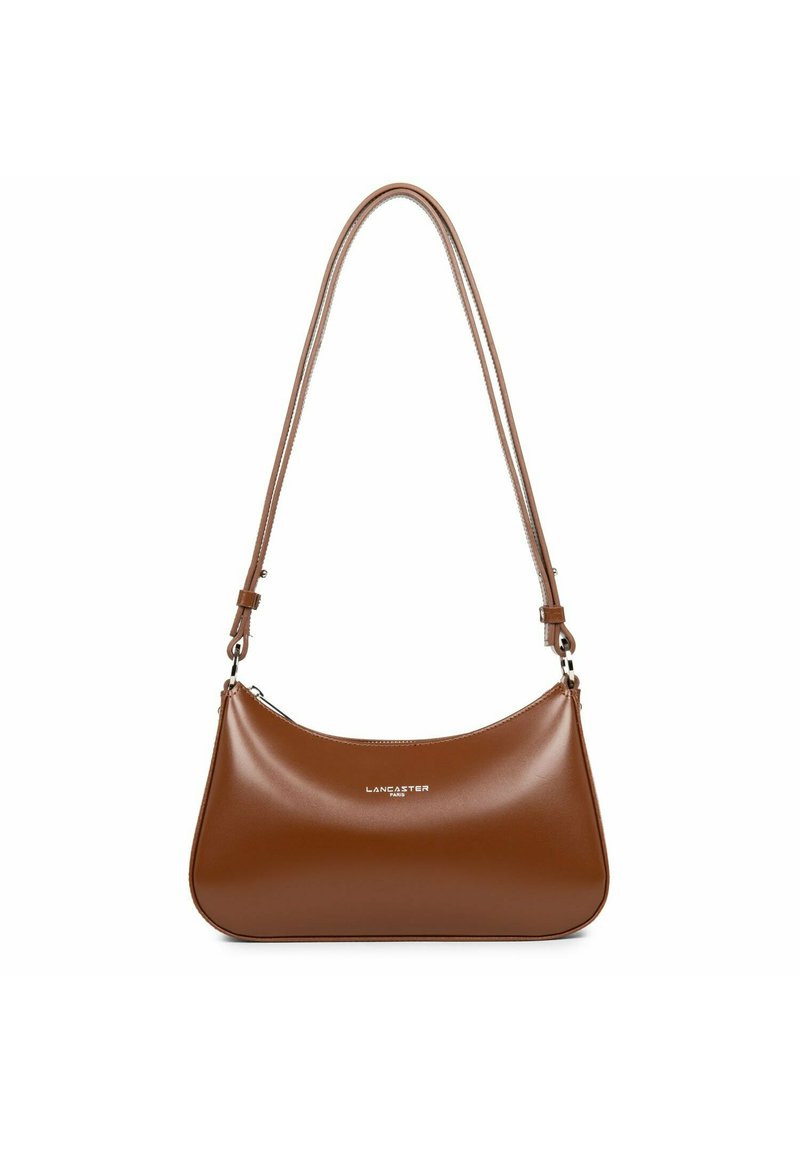 Borsa a tracolla in pelle marrone, con forma curva, tracolla sottile e chiusura con zip. Presenta il logo argentato sul davanti.