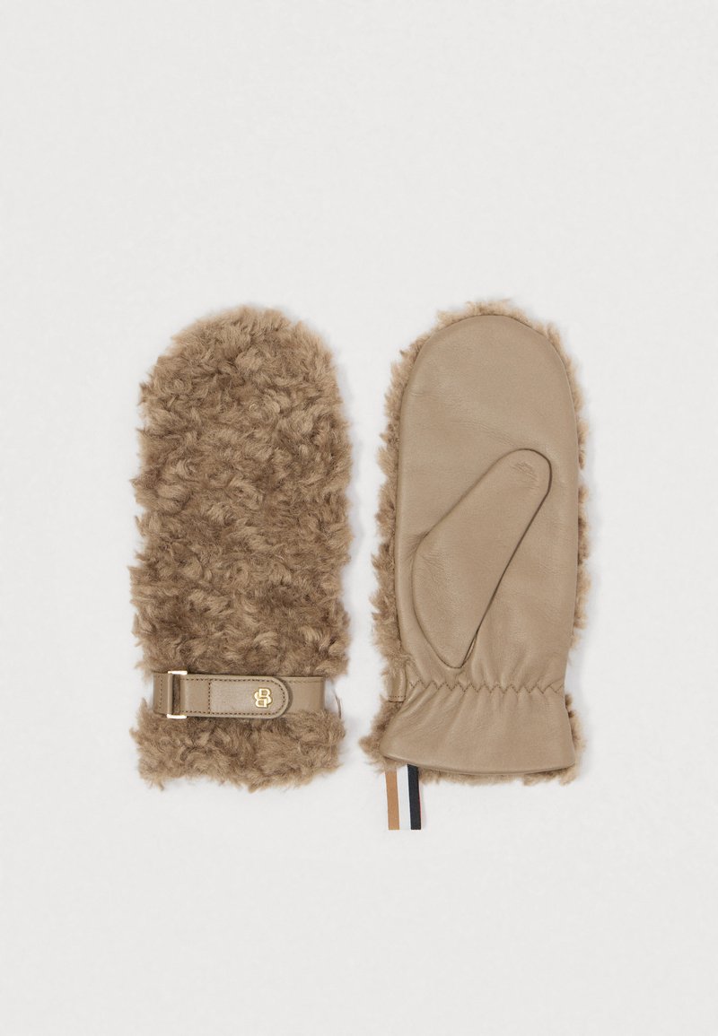 Hnedé rukavice s huňatým, textúrovaným vonkajším materiálom a hladkým koženým dlaním, doplnené pásikom a detailom loga.