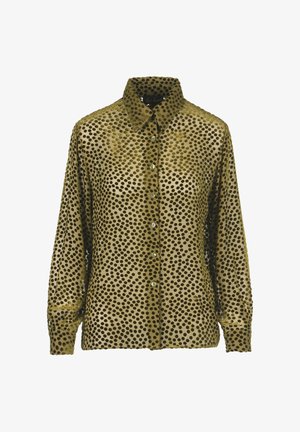 Camisa de terciopelo verde con lunares negros, con cierre de botones en la parte delantera y cuello puntiagudo. Mangas largas con puños abotonados, superficie texturizada.