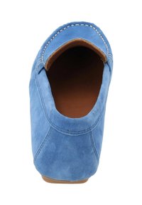 Scarpa blu in pelle scamosciata, slip-on, con punta arrotondata, cuciture a contrasto e un interno marrone liscio, dotata di suola piatta.