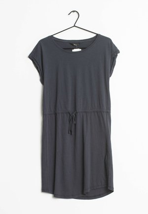 Robe gris foncé jusqu'aux genoux avec manches courtes retroussées, taille élastique avec cordon de serrage, et texture de tissu douce et lisse.