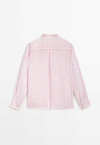 Chemise à manches longues boutonnée avec des rayures roses verticales et un empiècement rayé horizontal, vue de dos sur fond blanc.