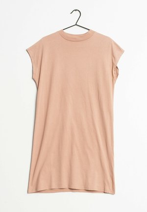 Robe à manches courtes, ample, de couleur pêche douce, faite d'un tissu léger, avec un col rond et un ourlet arrondi.