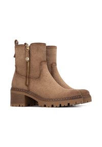 Stivaletti in suede marrone con cerniera laterale, dettagli cuciti e tacco chunky texturizzato. Accentuati da un linguetta sul retro.