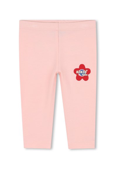 Leggings rose clair en tissu doux, présentant un patch en forme de fleur rouge avec le texte "KENZO PARIS" sur le côté gauche. Texture lisse, design ajusté.
