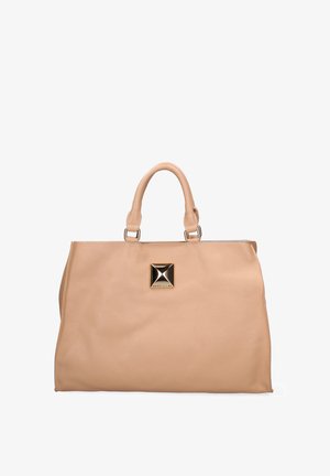 Borsa beige in pelle con manici arrotondati e un emblema centrale a forma di piramide dorata che presenta il nome del marchio.