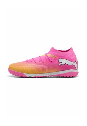 Chaussure de football basse rose et orange avec lacets, semelle texturée et logo Puma blanc sur le côté, vue de l'extérieur.