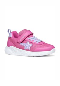 Baskets Geox roses en mesh et matériau synthétique, avec un accent étoile, une sangle en velcro et une semelle en caoutchouc blanc avec un motif texturé.