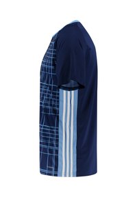 Mörkblå t-shirt med ett ljust blårutigt mönster på ena sidan och vertikala ränder på ärmen. Mjuk tyg, rund halsdesign.