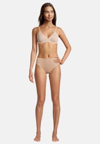 Beige BH und passende hochgeschnittene Unterhose aus glattem Material. Weiche, verstellbare Träger und minimale Nähte für Komfort.