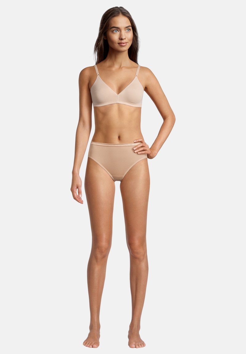 Reggiseno beige e culottes a vita alta coordinati, realizzati in materiale morbido. Spalline regolabili e cuciture minime per il massimo comfort.