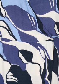 Kukkakuosisella kankaalla tummansinisissä, sinisissä ja valkoisissa sävyissä. Materiaali on pehmeä, ja abstraktit muodot luovat virtaavan tyylin.