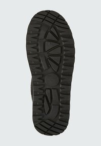 Zwarte rubberen zool met diepe groeven en ribbels voor grip. Bevat ronde en driehoekige patronen voor stabiliteit. Maat gemarkeerd als 40.