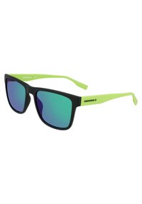 Czarne okulary przeciwsłoneczne z zielonymi zausznikami, kwadratowy kształt, polaryzacyjne soczewki z gradientem od niebieskiego do zielonego. Podkreślone brandingiem "Converse".