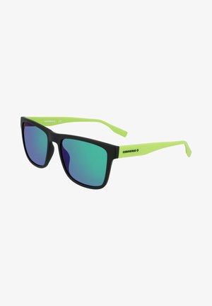 Zwarte zonnebril met groene pootjes, vierkant ontwerp, gepolariseerde lenzen met een verloop van blauw naar groen. Accent met "Converse" branding.