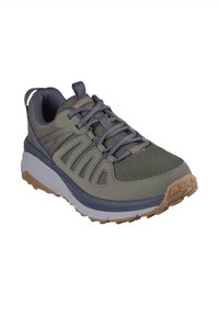 Zapatilla atlética de malla gris con cordones gris oscuro, suela acolchada y suela de goma texturizada. Presenta acentos naranjas y un diseño ligero.