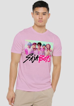 Rosa Baumwoll-T-Shirt mit einem Grafikdruck von sechs Charakteren mit verschiedenen Frisuren. "Saja Boys" in fettem Schwarz und Rosa geschrieben.