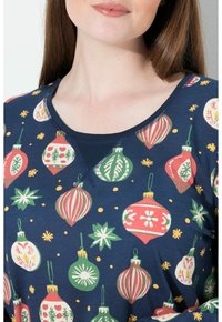 Camicia blu navy con un motivo di ornamenti colorati. Include disegni rossi, verdi e bianchi con forme e accenti vari.