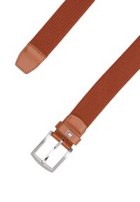 Ceinture en tissu tissé couleur rouille avec des accents en cuir. Elle présente une boucle en métal argenté et un petit logo sur la section en cuir.