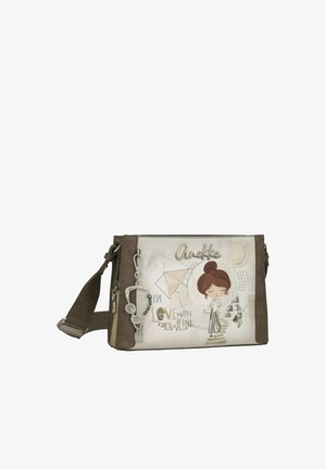 Sac bandoulière avec côtés marron, illustration devant d'une fille, Tour Eiffel et texte « In Love With Knowledge », avec un accessoire pendentif métallique.