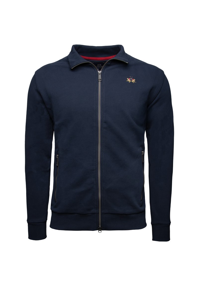Námorní zipová bunda vyrobená z měkké látky, s vysokým límcem, dvěma předními kapsami a vyšívaným logem na hrudi.