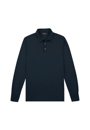 Camisa polo de manga larga azul marino con collar y tres botones sobre un fondo blanco, apoyada en plano.