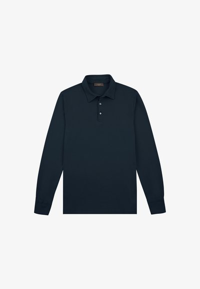 Polo à manches longues bleu marine avec un col et trois boutons, sur un fond blanc, à plat.