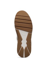 Suola di scarpa con una base in gomma marrone, caratterizzata da scanalature orizzontali e un motivo geometrico bianco, etichettata "Voile Blanche."