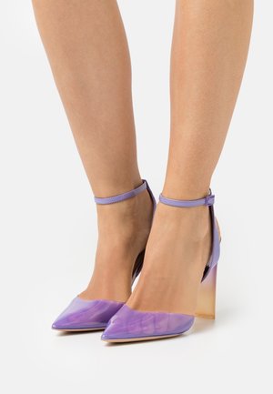 Chaussures à talons hauts violettes avec un bout pointu, un matériau supérieur transparent, une bride à la cheville et un talon carré avec un effet ombré.