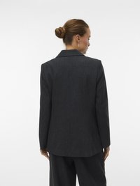 Temno sivi blazer iz volnene mešanice z elegantnim krojem, notch reverjem in dolgimi rokavi. Struktura blaga s gladkim zaključkom za prefinjen videz.