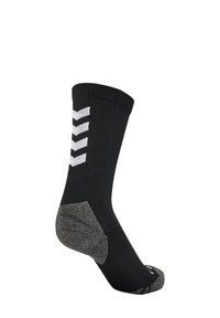 Zwarte sportsocken met een wit chevronontwerp, gevoerde grijze hiel en teen, ribbelboord bovenkant en vochtregulerende stof.