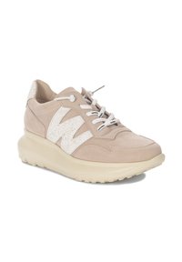 Beżowe zamszowe sneakersy z białymi akcentami z pękającej skóry i teksturowaną podeszwą. Posiadają białe sznurówki i zaokrąglony czubek.