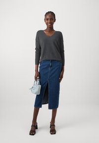 ONLY ONLRICA LIFE L/S V-NECK - Strikkegenser - dark grey