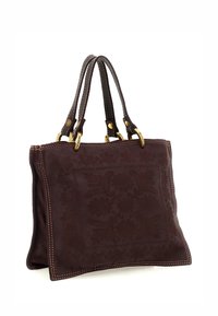 Borsa a mano in pelle marrone con motivo floreale in rilievo, cuciture crema e dettagli in metallo. Doppi manici per una facile portabilità.