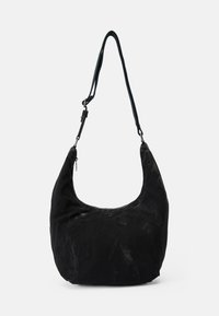 Schwarze Wildleder-Hobo-Schultertasche mit verstellbarem Tragegurt und Reißverschluss, abgebildet vor einem schlichten weißen Hintergrund.