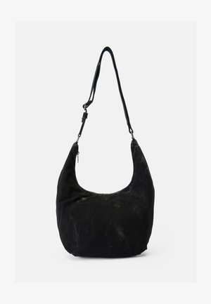 Svart mocka hobo axelväska med justerbar rem och dragkedjestängning, visad mot en enfärgad vit bakgrund.