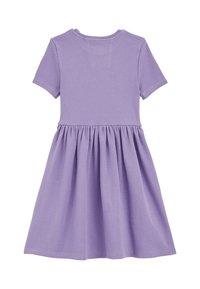 Violet plonasluoksnis suknelė su trumpomis rankovėmis, prigludusia liemene ir raukšlėta sijonu, su apvaliu iškirpimu ir lygiu paviršiumi.