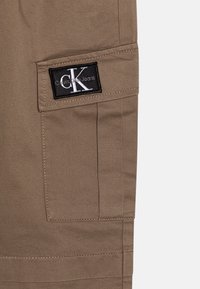 Calvin Klein Jeans MULTI POCKETS  PANTS - Cargobyxor - shitake