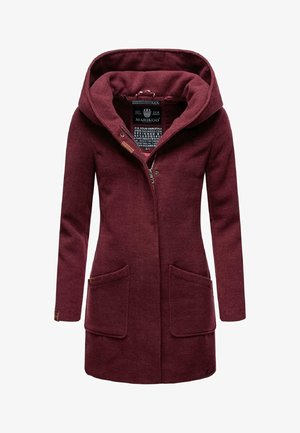 Manteau en laine bordeaux avec capuche, deux poches avant, fermeture par boutons et fermeture éclair, doté d'un tissu texturé et d'accents en cuir.