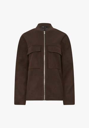 Bruine wollen jas met rits aan de voorkant, geribbelde kraag en twee grote klepzakken op de borst.