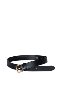 Ceinture en cuir noir avec une boucle rectangulaire dorée, texture lisse, extrémité effilée et plusieurs trous de réglage.
