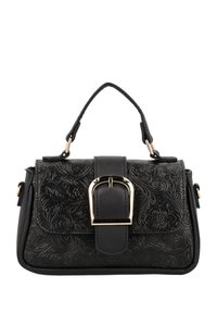 Borsa nera con motivo floreale embossato, accentuata da una fibbia dorata, manico corto e tracolla removibile. Forma rettangolare compatta.
