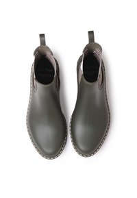Bottes en caoutchouc vertes à cheville avec une finition lisse, des coutures blanches et un doublure en textile rayé au niveau de l'ouverture. Équipées de languettes de traction pour un enfilage facile.