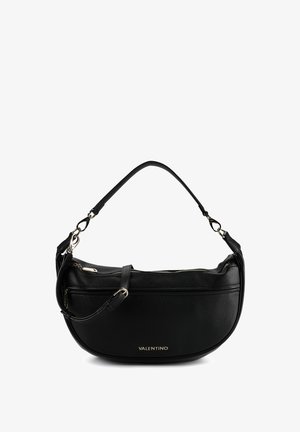 Schwarze Lederhandtasche mit geschwungener Form, Reißverschluss am oberen Rand und verstellbarem Riemen. Verfügt über ein silberfarbenes Logo und eine strukturierte Oberfläche.