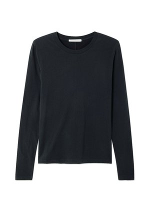 T-shirt noir à manches longues en tissu doux, doté d'un col rond et d'une coupe décontractée, sans motifs ni matériel visible.
