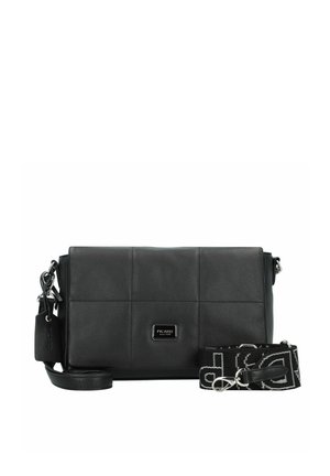 Schwarze Leder-Umhängetasche mit gestepptem Design, silberfarbener Hardware und verstellbarem Stoffriemen mit Logomuster. Enthält ein abnehmbares Etikett.